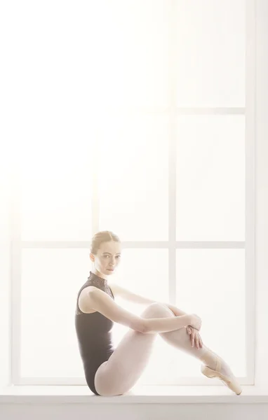 Klasszikus balett táncos portré háttér ablak — Stock Fotó