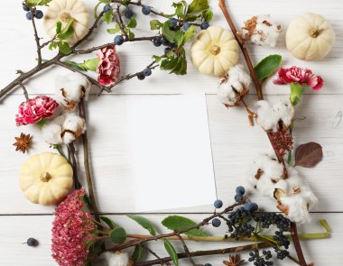 Beyaz ahşap, en iyi görünümü üzerinde kurutulmuş çiçek sonbahar çerçeve.