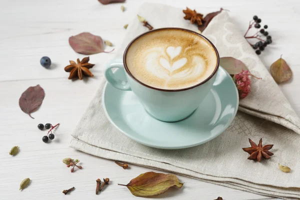 Herfst cappuccino coffee cup op witte houten achtergrond — Stockfoto