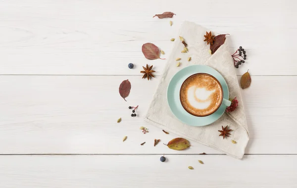 Herfst cappuccino coffee cup op witte houten achtergrond — Stockfoto