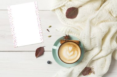 Beyaz ahşap zemin üzerinde sonbahar cappuccino kahve Kupası