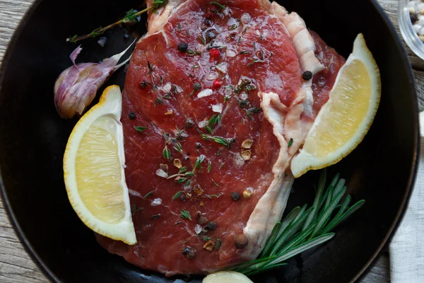 Raw beef steak closeup background with spices and herbs. — Stock Photo, Image