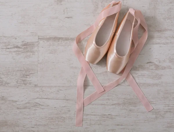 Ballerine rosa scarpe da punta su sfondo in legno bianco — Foto Stock