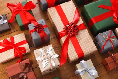 Bir sürü hediye kutuları odun, kağıt Noel hediyeleri