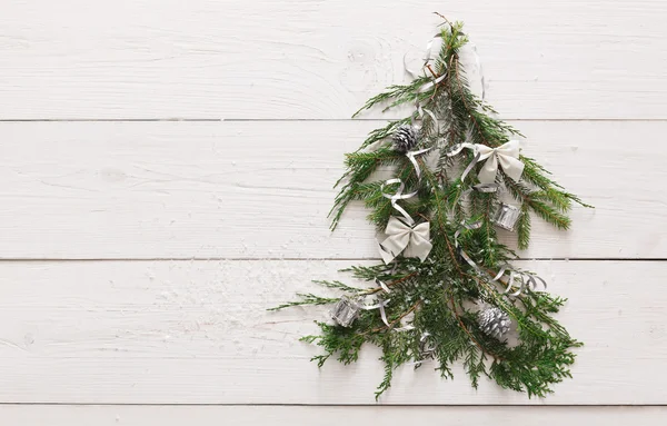 Fondo del árbol de Navidad en madera blanca con espacio para copiar — Foto de Stock
