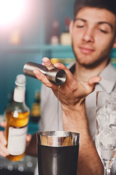 Barmans el atış kokteyl yapmak — Stok fotoğraf