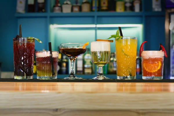 Cocktail-uri creative de alcool în barul clubului de noapte — Fotografie, imagine de stoc