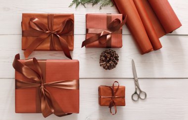 Beyaz ahşap zemin üzerinde Noel hediyesi kutularının Üstten Görünüm