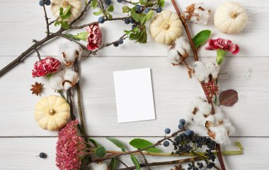 Beyaz ahşap, en iyi görünümü üzerinde kurutulmuş çiçek sonbahar çerçeve.