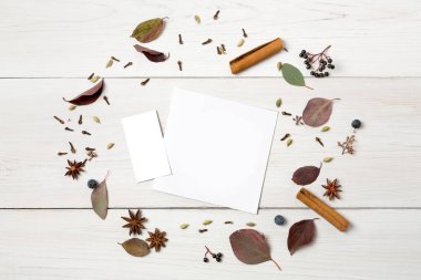 Beyaz ahşap, en iyi görünümü üzerinde kurutulmuş çiçek sonbahar çerçeve.