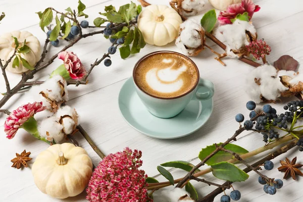 Kabak spice latte. Beyaz ahşap zemin üzerinde kahve fincanı — Stok fotoğraf