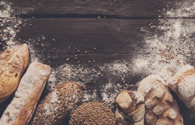 Ekmek fırın arka plan. Kahverengi ve beyaz buğday tahıl somun kompozisyon