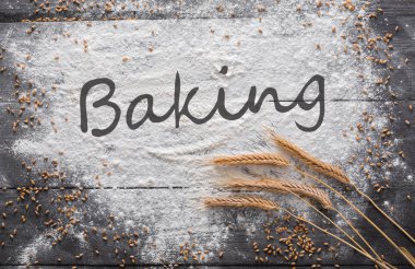 Kavram ahşap arka plan üzerinde pişirme, kopya alanı ile un serpilir