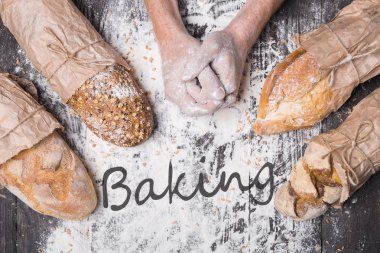 Fırın kavramı arka plan. Eller ve türlü ekmek somun