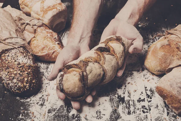 Fondo concepto panadería. Las manos sostienen pan. — Foto de Stock