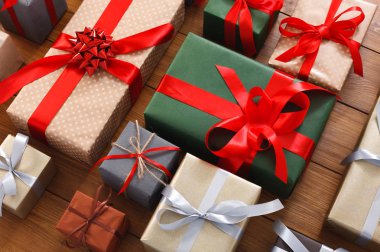Bir sürü hediye kutuları odun, kağıt Noel hediyeleri