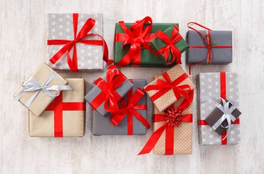 Bir sürü hediye kutuları arka plan, tatil gazetede sunar.