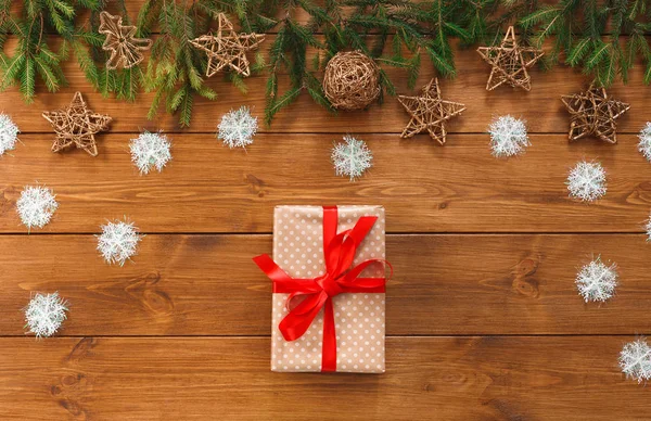 Karácsonyi dekoráció, ajándék doboz és garland keret, háttér — Stock Fotó