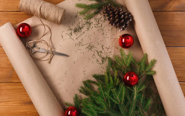 Рождественские украшения, подготовка к зимним праздникам фон — стоковое фото