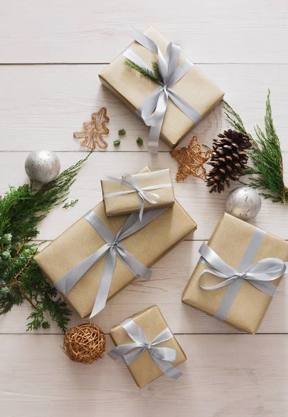 Κάτοψη των Χριστουγέννων παρόν κουτιά σε λευκό ξύλο — Φωτογραφία Αρχείου