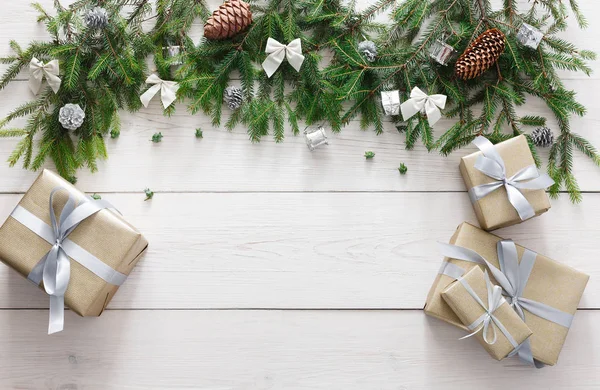Χριστουγεννιάτικη διακόσμηση, κουτιά δώρων και γιρλάντα φόντο πλαισίου — Φωτογραφία Αρχείου