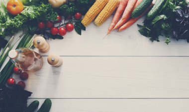 Beyaz tahta arka plan ile kopya alanı sınırında taze sebze