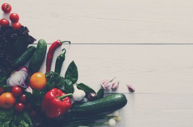 Beyaz tahta arka plan ile kopya alanı sınırında taze sebze