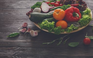 Ahşap arka plan üzerinde taze sebze bol