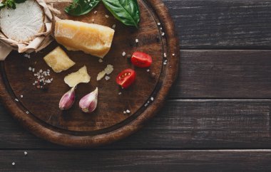 Rustik ahşap, brie ve parmesan peynir delikatessen portre