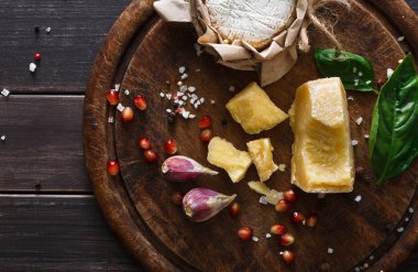 Rustik ahşap, brie ve parmesan peynir delikatessen portre