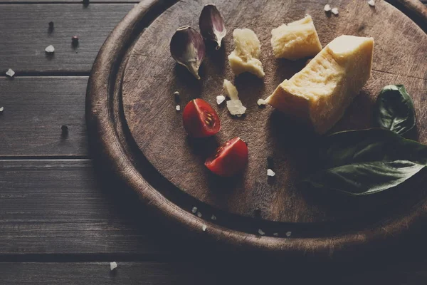 Kaas delikatessen achtergrond close-up op rustieke hout, Parmezaanse kaas — Stockfoto