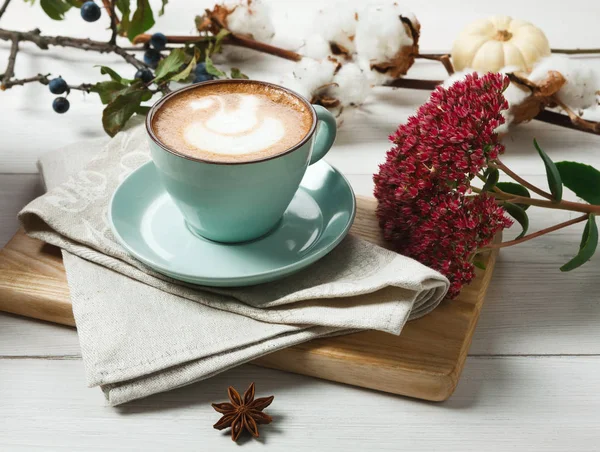 Pumpkin spice latte. Koffiekopje op witte houten achtergrond — Stockfoto