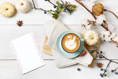 Kabak spice latte. Beyaz ahşap zemin üzerinde kahve Üstten Görünüm