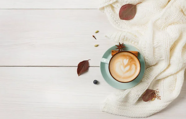 Herfst cappuccino coffee cup op witte houten achtergrond — Stockfoto