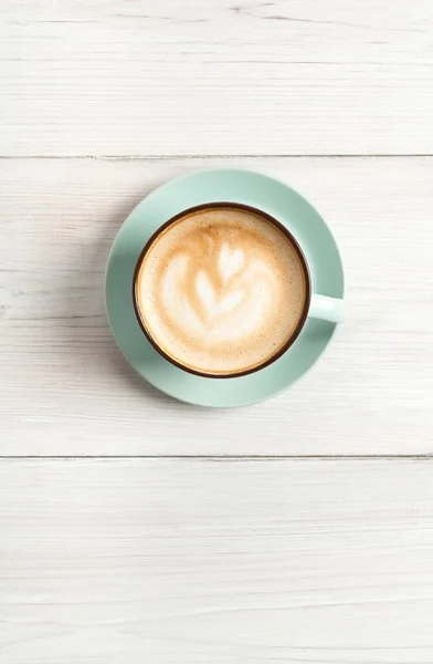 Пена капучино, чашка кофе вид сверху на фоне белого дерева — стоковое фото