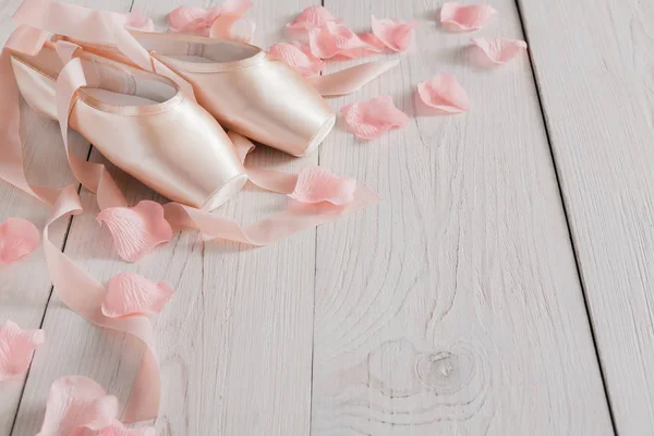 Zapatillas puntas de ballet rosa sobre fondo de madera blanca —  Fotos de Stock