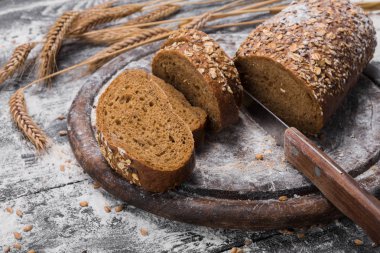 Fırın kavramı arka plan. Dilimlenmiş ekmek ve bıçak tam tahıl çavdar