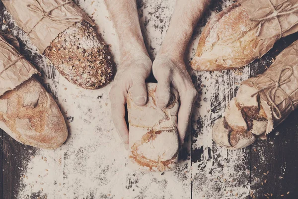 Концепція хлібобулочних виробів. Руки тримають хлібний хліб — стокове фото