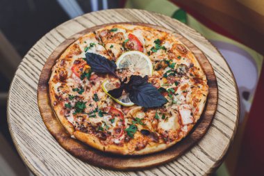 Lezzetli İtalyan pizza sucuk, salam, Mısır ve Siyah Zeytin ile