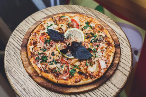 Lezzetli İtalyan pizza sucuk, salam, Mısır ve Siyah Zeytin ile