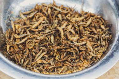 Küçük hamsi balığı barbeküde ızgara