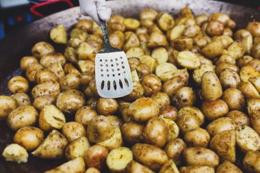 Kavrulmuş patates metal kazan tencerede pişirilir