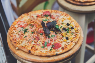 Lezzetli İtalyan pizza sucuk, salam, Mısır ve Siyah Zeytin ile