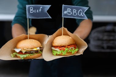 Sokak lokanta, Barbekü ile sığır eti hamburger biftek ızgara.