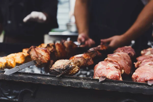 Sığır eti ve domuz kebap. Taze et mangal, Barbekü — Stok fotoğraf