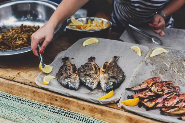 Frutti di mare, dorado e triglie alla griglia al barbecue — Foto Stock