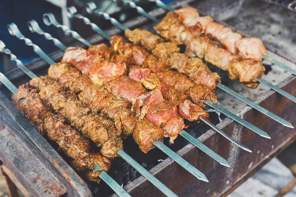 牛肉和鸡肉的烤肉串。新鲜肉类在烧烤，烧烤 — 图库照片