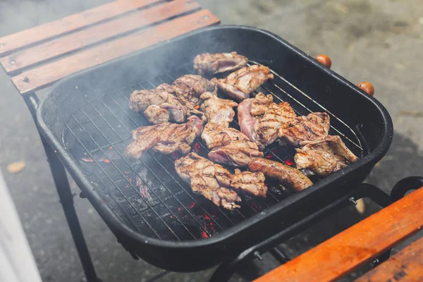 Griller les steaks sur une grille métallique avec flamme, barbecue — Photo