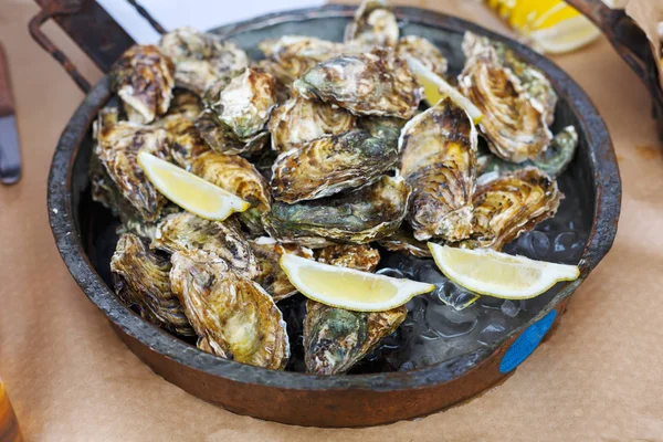 Plein de fruits de mer, huîtres sur le gril — Photo