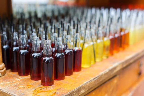 Cócteles con alcohol, tragos en botellas — Foto de Stock